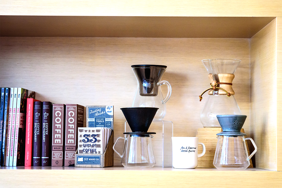 棚に並べられたコーヒー器具