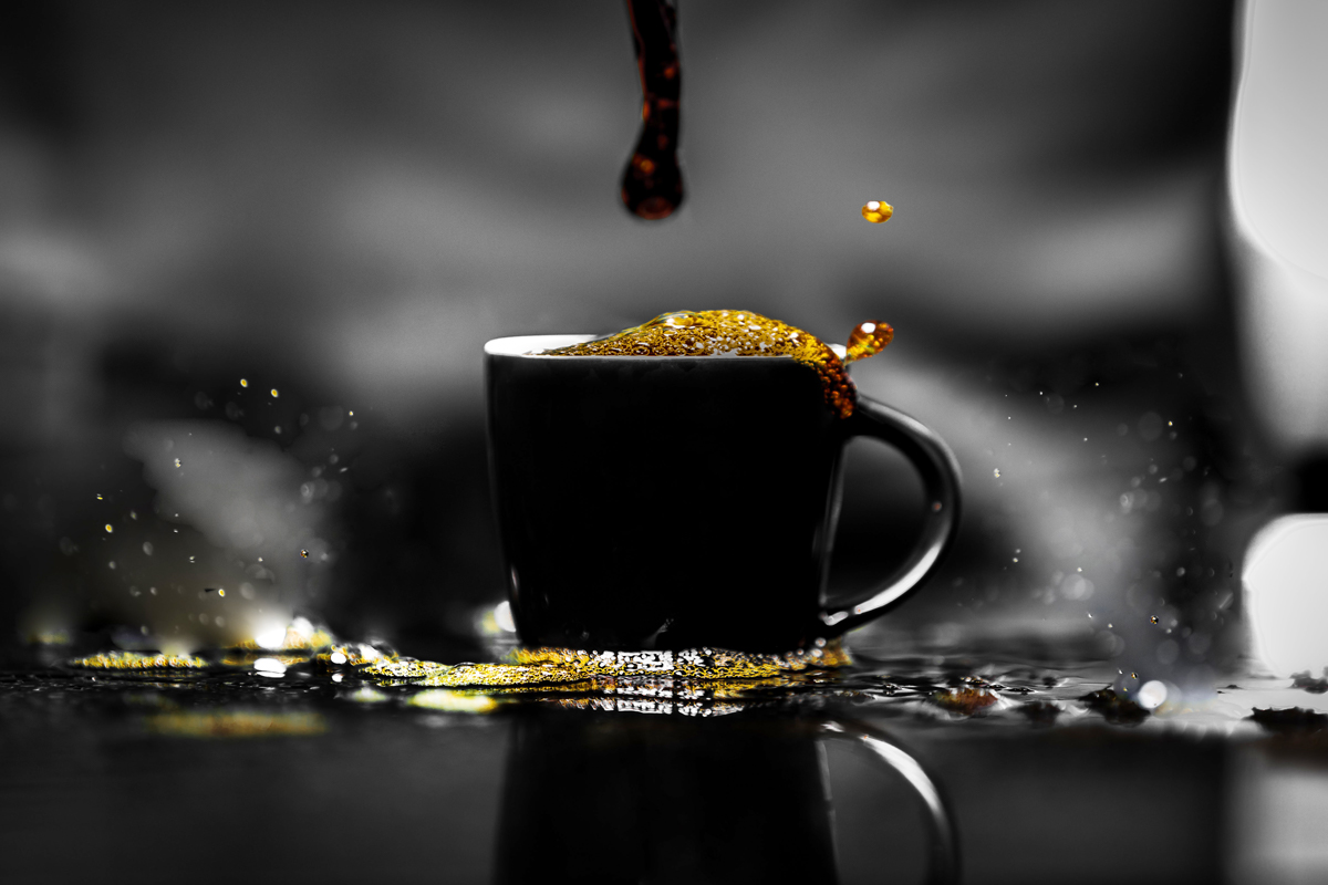 コーヒーが注がれている黒いカップ